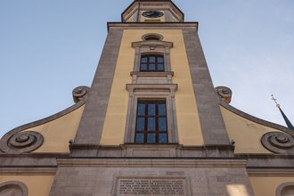 Blick von unten hinauf zum Rathausturm | © Stadtverwaltung Crailsheim