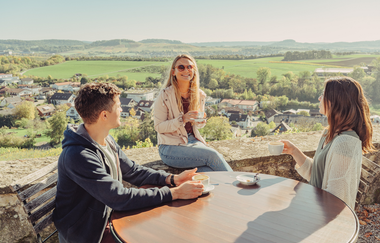 Im Biergarten an der Burg Stettenfels | © Touristikgemeinschaft HeilbronnerLand e.V.