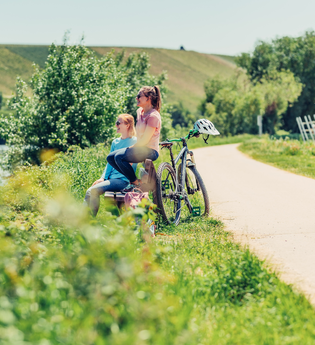 Auf dem Neckartal-Radweg bei Lauffen a.N. | HeilbronnerLand | © Touristikgemeinschaft HeilbronnerLand