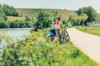 Auf dem Neckartal-Radweg bei Lauffen a.N. | HeilbronnerLand | © Touristikgemeinschaft HeilbronnerLand