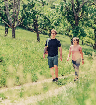 Wanderer Streuobstwiese | HeilbronnerLand | © Touristikgemeinschaft HeilbronnerLand