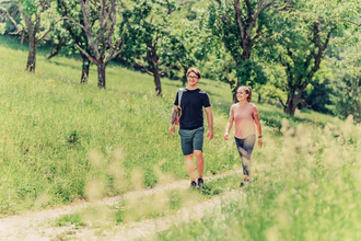 Wanderer Streuobstwiese | HeilbronnerLand | © Touristikgemeinschaft HeilbronnerLand