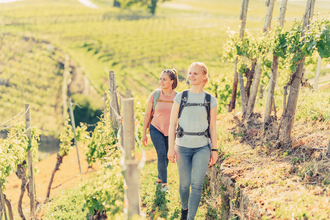 Wanderinnen in den Steillagen am Neckar | © Touristikgemeinschaft HeilbronnerLand e.V.