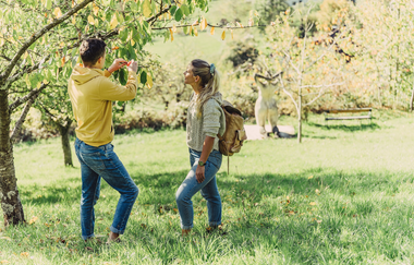 In den Streuobstwiesen bei der Apfelkönigin von Etzlenswenden | © Touristikgemeinschaft HeilbronnerLand e.V.