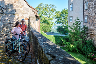 Radfahrer bei Schloss Waldenburg | © Touristikgemeinschaft Hohenlohe e. V. | Florian Trykowski