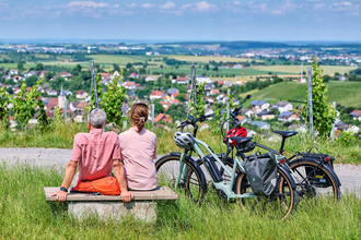 Radfahrer an Aussichtspunkt im Weinberg | © Touristikgemeinschaft Hohenlohe e. V. | Florian Trykowski