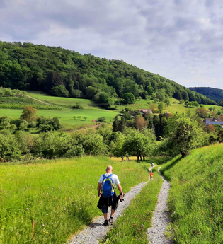 Wanderer auf der Schuppacher Runde | © Hohenloher Perlen