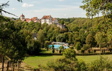 Blick auf die Vellberger Kulisse mit Freibad