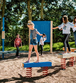 Mudau „Unter dem Brunnen“ Knobeln & Experimen­tieren | © Joachim & Susanne Schulz Stiftung