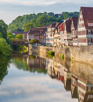 Mauerstrasse, Schwaebisch Hall mit Kocher im Vordergrund | © Michael Kühneisen
