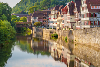 Mauerstrasse, Schwaebisch Hall mit Kocher im Vordergrund | © Michael Kühneisen