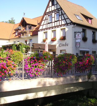 Brücke mit Blumen | © Unbekannt