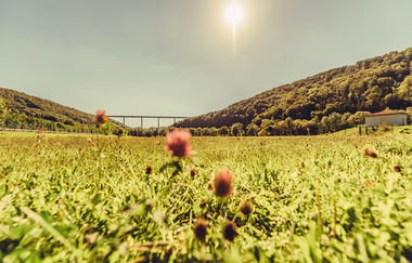 Etappe 2 - Kochertalbrücke aus der Ferne mit Wiese bei Braunsbach | © Arbeitsgemeinschaft Kocher-Jagst-Radweg