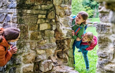 Familie spielt bei Brugruine Lichteneck | © Touristikgemeinschaft Hohenlohe e. V.
