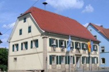 Außenansicht Verwaltungsstelle Hoffenheim mit Fahnen vor blauem Himmel | © Stadt Sinsheim