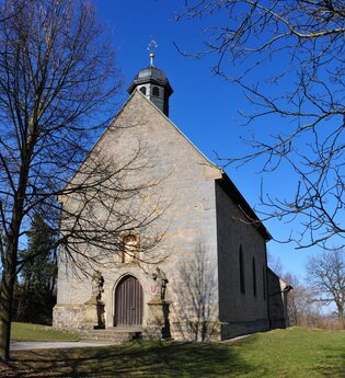 Steinerne Kapelle mit Türmchen auf einer grünen Wiese mit Bäumen | © Stadt Sinsheim