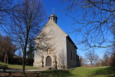 Steinerne Kapelle mit Türmchen auf einer grünen Wiese mit Bäumen | © Stadt Sinsheim