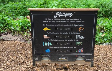 Eine schwarze Quiztafel steht im Waibstadter Mühlbergwald | © Stadt Waibstadt