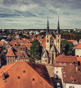 Die Altstadt Bad Wimpfen auf dem Marktplatz mit Kirche und Fachwerkhäuser