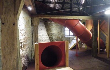 Blick in die Röttinger Spielscheune. Dies ist ein Indoor-Spielplatz. | © Stadt Röttingen