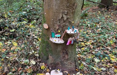 Wichtelstation am Baum hängend im Wald | © Frau Leist