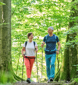 Wanderer im Wald | © Touristikgemeinschaft Hohenlohe e. V. | Florian Trykowski