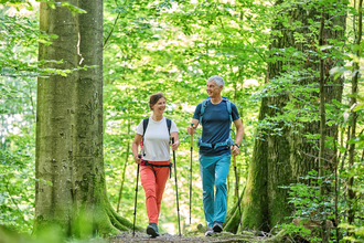 Wanderer im Wald | © Touristikgemeinschaft Hohenlohe e. V. | Florian Trykowski