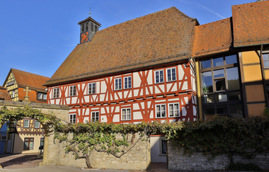 Altes Fachwerk ziert das Rathaus | © Touristikgemeinschaft Hohenlohe e.V. | Andi Schmid