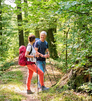 Wanderer im Wald | © Touristikgemeinschaft Hohenlohe e. V. | Florian Trykowski