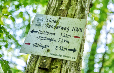 Schild des Limes-Wanderwegs | © Touristikgemeinschaft Hohenlohe e. V. | Florian Trykowski