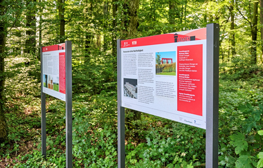 Wanderer an Infotafeln zum Limes | © Touristikgemeinschaft Hohenlohe e. V. | Florian Trykowski