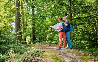 Wanderer orientieren sich mit Wanderkarte | © Touristikgemeinschaft Hohenlohe e. V.