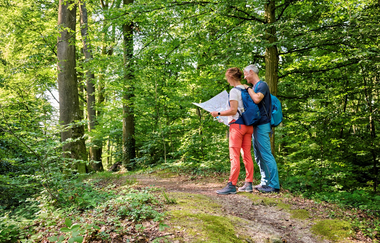 Wanderer orientieren sich mit Wanderkarte | © Touristikgemeinschaft Hohenlohe e. V. | Florian Trykowski