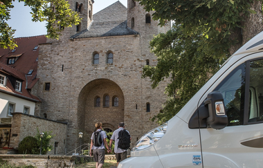 Wohnmobil vor Ritterstiftskirche | Bad Wimpfen im HeilbronnerLand | © Touristikgemeinschaft HeilbronnerLand