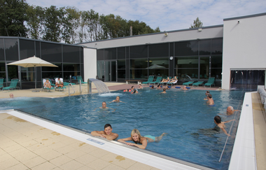 Außenbecken der Katzenbuckeltherme | Waldbrunn | Odenwald | © Gemeinde Waldbrunn