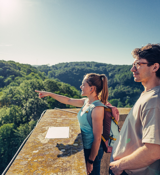 Wanderer an der Burgruine Löwenstein | Löwenstein | Schwäbisch-Fränkischer Wald | © Touristikgemeinschaft heilbronnerLand e.V.