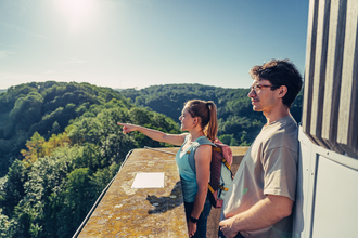 Wanderer an der Burgruine Löwenstein | Löwenstein | Schwäbisch-Fränkischer Wald | © Touristikgemeinschaft heilbronnerLand e.V.