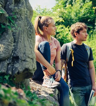 Wanderer an der Burgruine Löwenstein | © Touristikgemeinschaft HeilbronnerLand e.V.