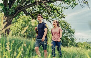 Wanderer an der Sauklinge | © Touristikgemeinschaft HeilbronnerLand e.V.