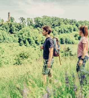 Wanderer an der Sauklinge mit Blick auf die Burgruine Löwenstein | © Touristikgemeinschaft HeilbronnerLand e.V.