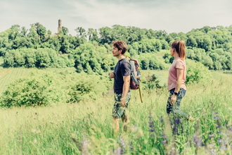 Wanderer an der Sauklinge mit Blick auf die Burgruine Löwenstein | © Touristikgemeinschaft HeilbronnerLand e.V.