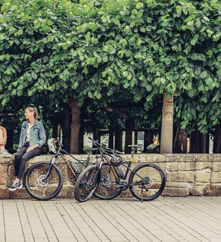Rastpause an der historischen Lindenanlage in Neuenstadt a. K. | © Touristikgemeinschaft HeilbronnerLand e.v.