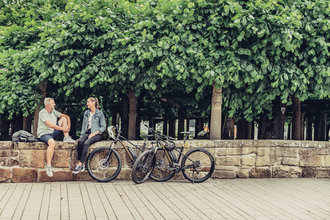 Rastpause an der historischen Lindenanlage in Neuenstadt a. K. | © Touristikgemeinschaft HeilbronnerLand e.v.