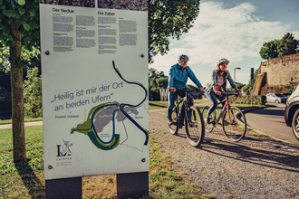 Am Literarischen Radweg in Lauffen | © Touristikgemeinschaft HeilbronnerLand e.V.