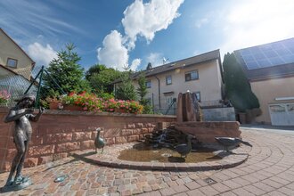 Steinerner Brunnen mit Gänsen und Figuren an einem gepflasterten Platz | © Stadt Sinsheim