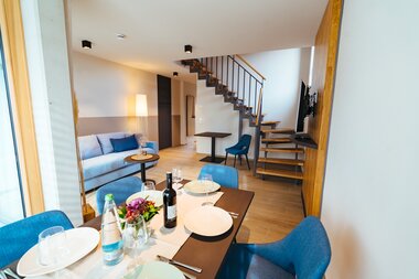 Blick in die Ferienwohnung mit gedecktem Tisch | © Martin Naujocks | Biohof Döbler