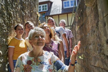 Stadtführerin zeit einer kleinen Gruppe den Ort | © Neckar-Zaber-Tourismus e.V. | Christian Ernst