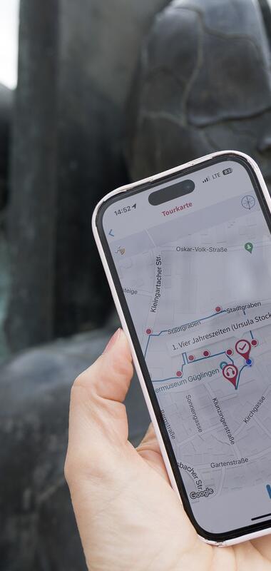 Blick auf die geöffnete Lauschtour App auf Smartphone Display | © Claudia Fy