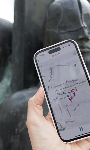 Blick auf die geöffnete Lauschtour App auf Smartphone Display | © Claudia Fy