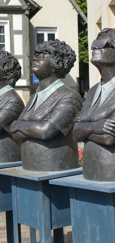 Kunstwerk mit Frauenstatuen, die gen Himmel blicken | © Neckar-Zaber-Tourismus e.V.